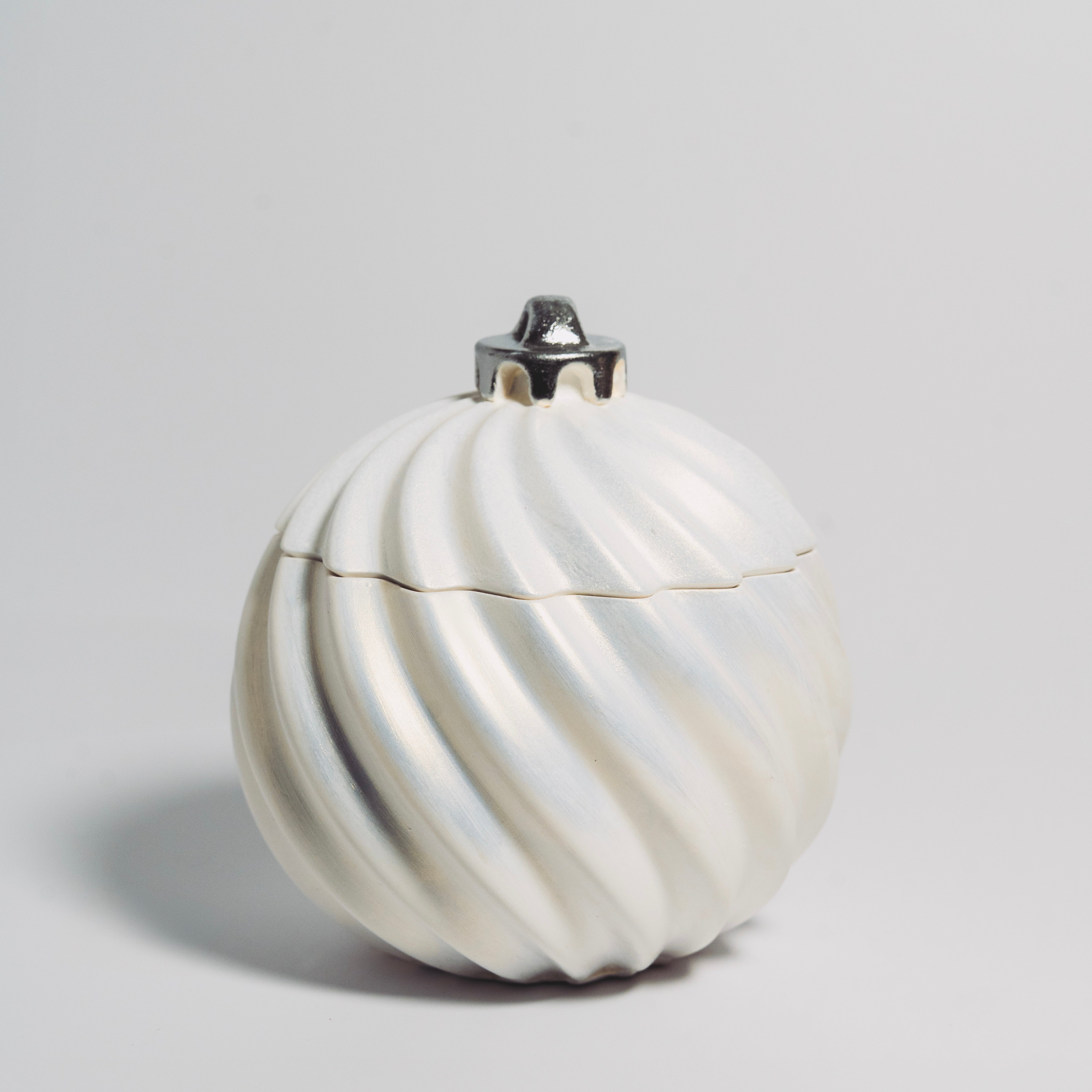 Noël Twist Silver Ornament Candle – Limited Edition
