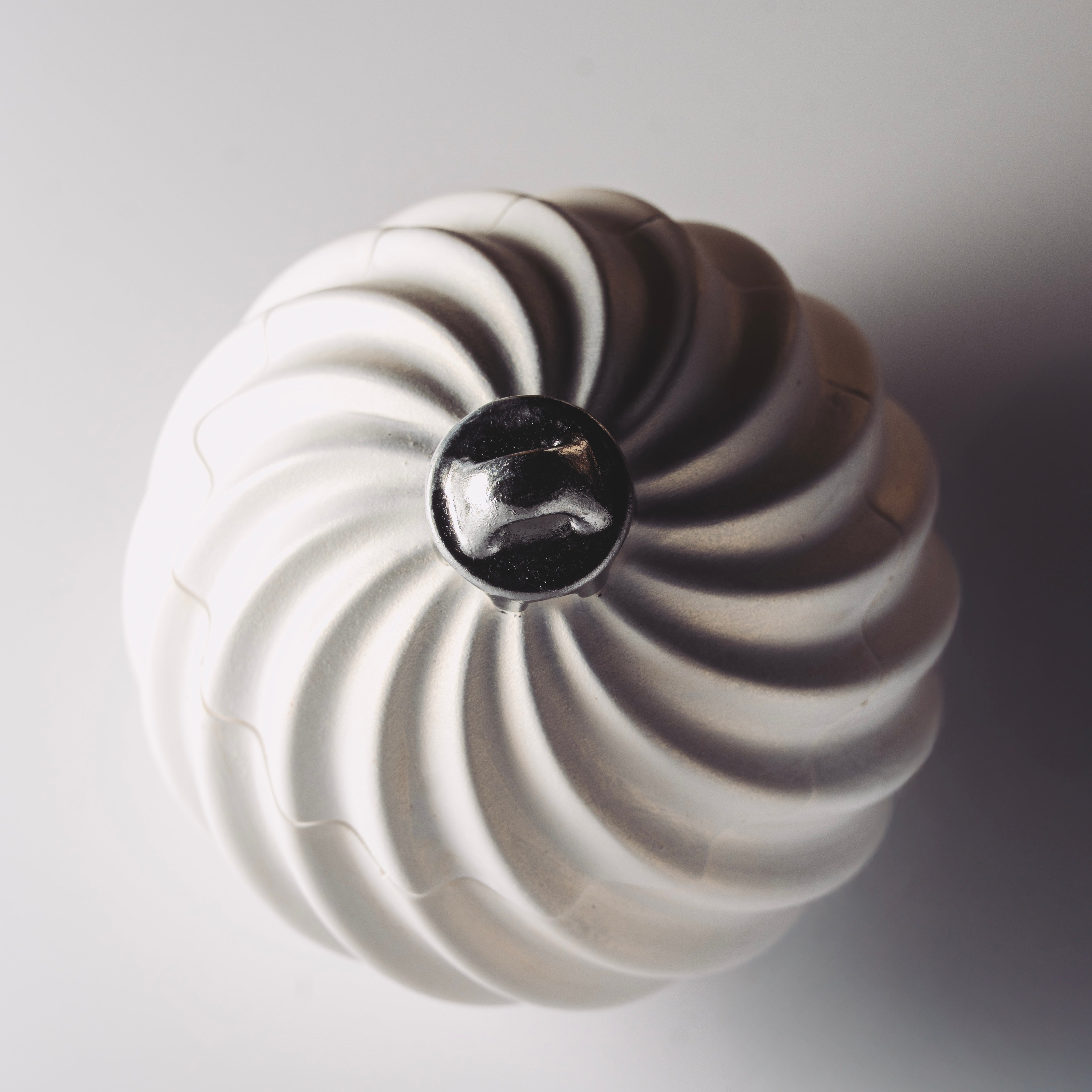 Noël Twist Silver Ornament Candle – Limited Edition