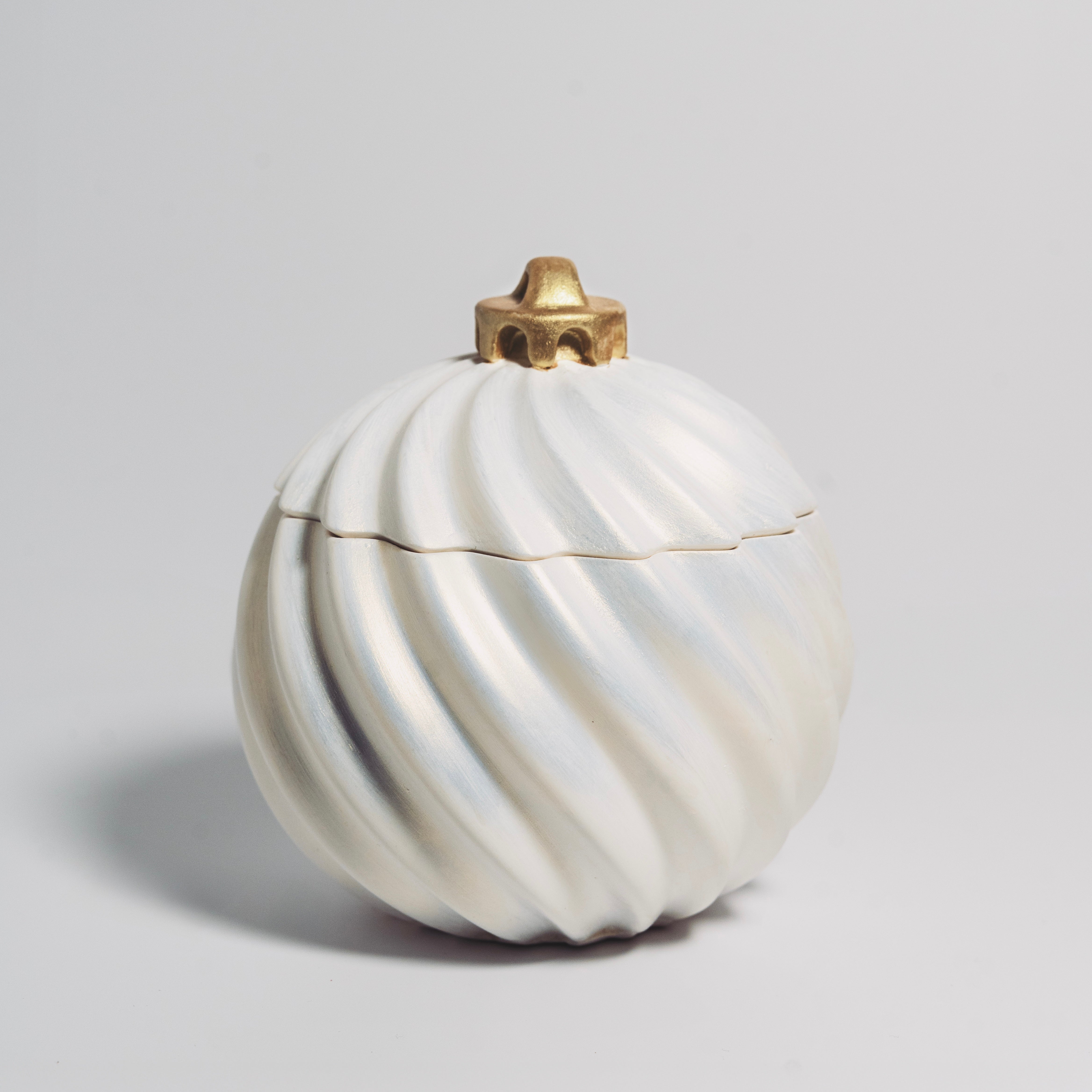 Noël Twist Gold Ornament Candle
