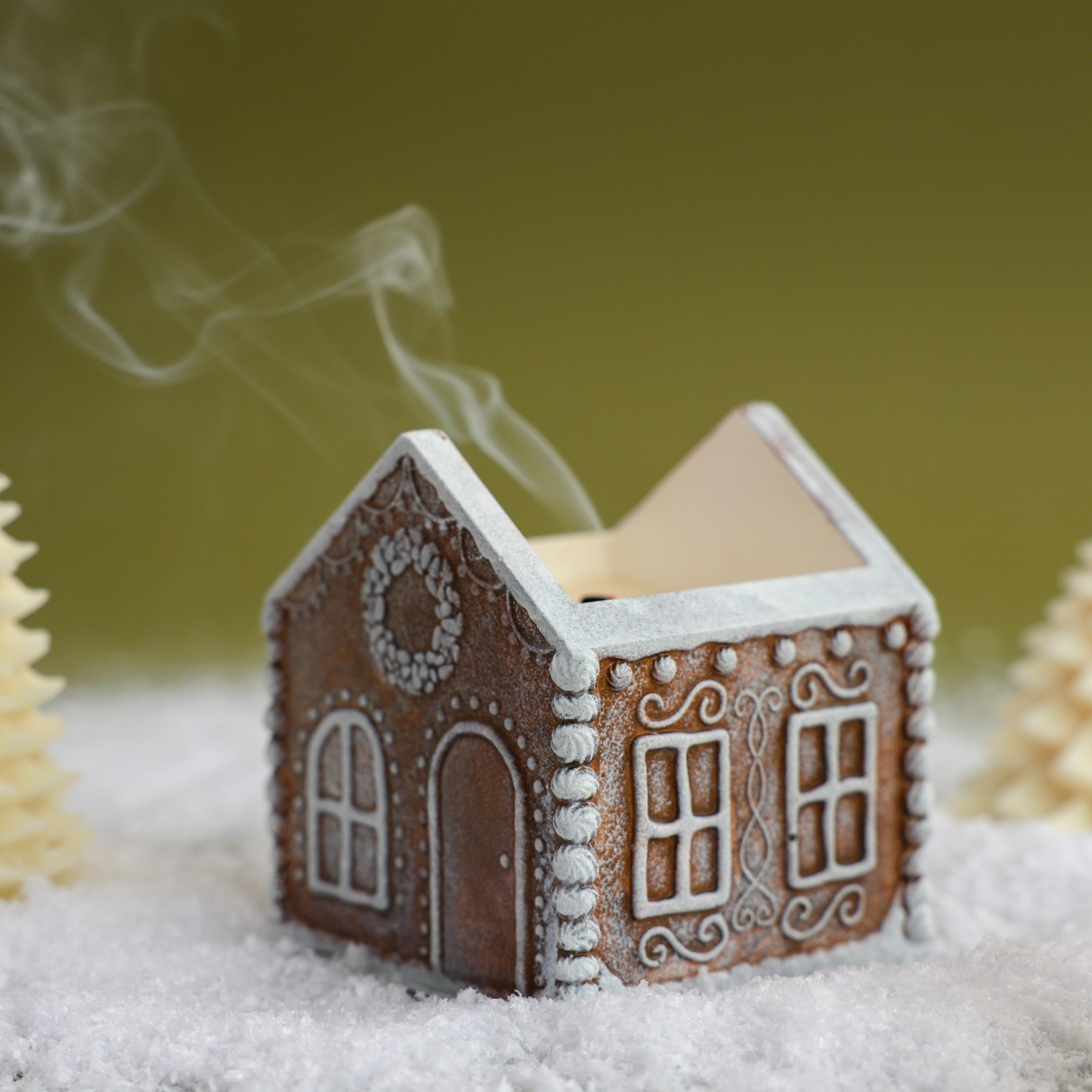 Silver Gingerbread House Candle – Holiday Edition