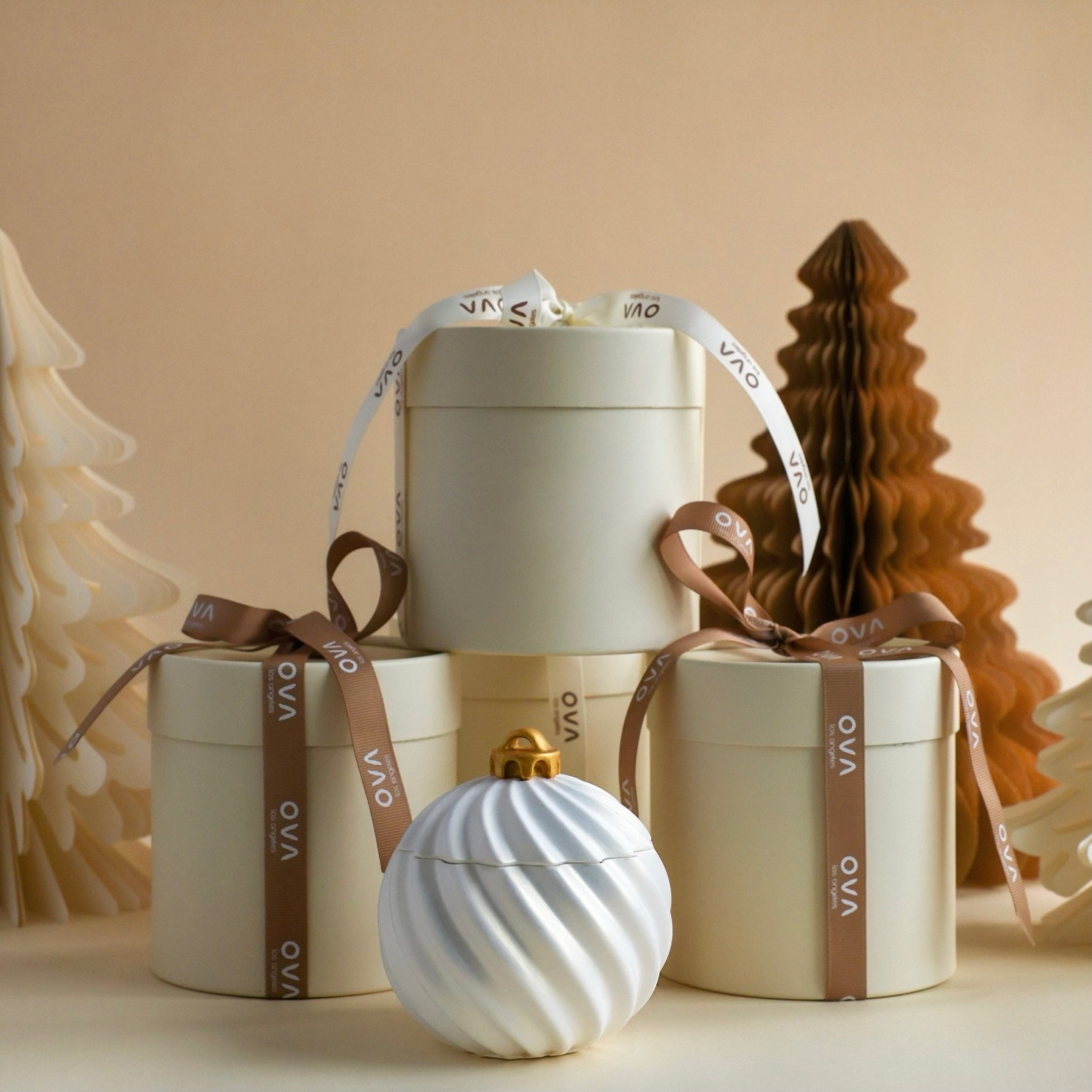 Noël Twist Gold Ornament Candle