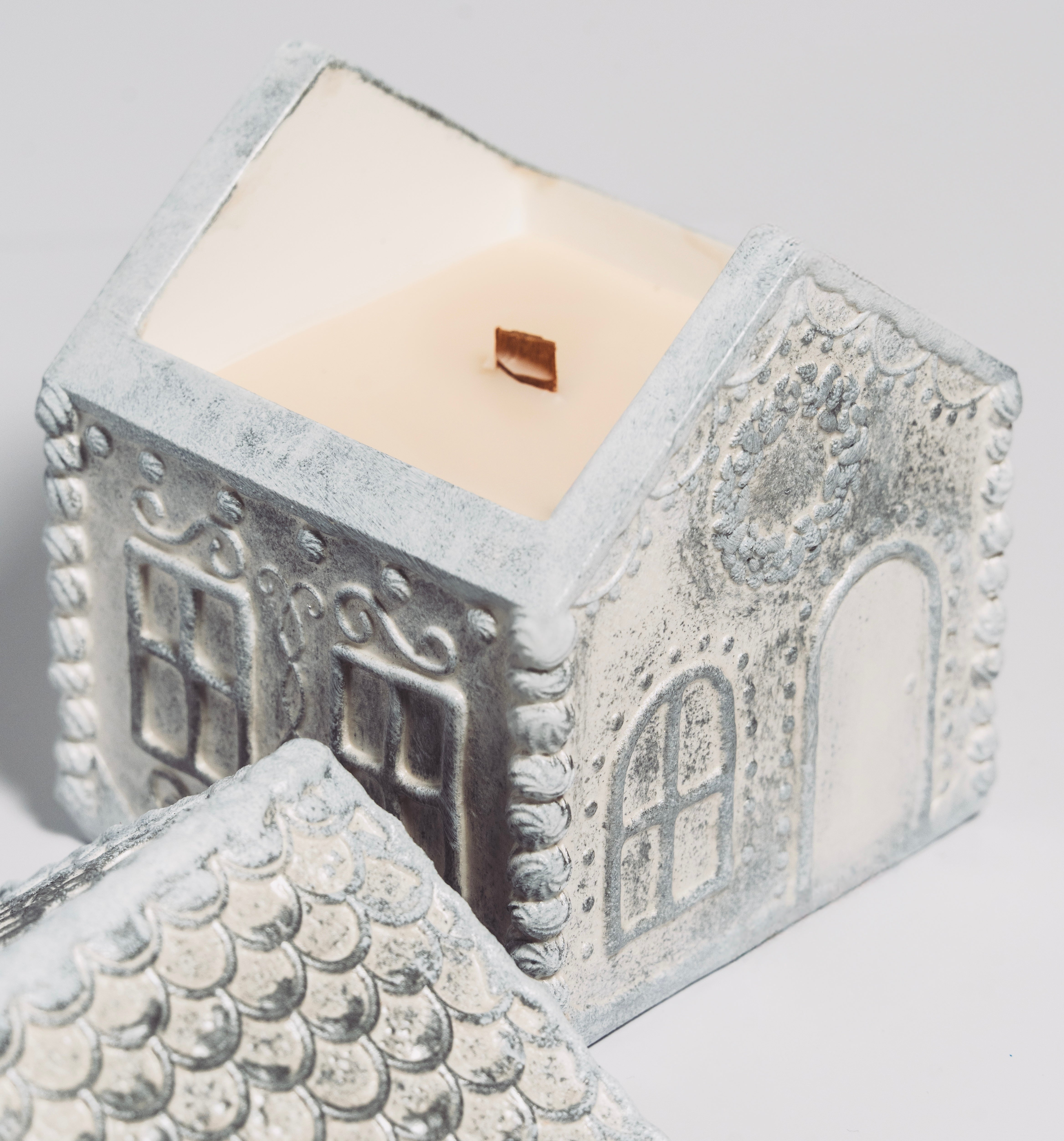 Silver Gingerbread House Candle – Holiday Edition