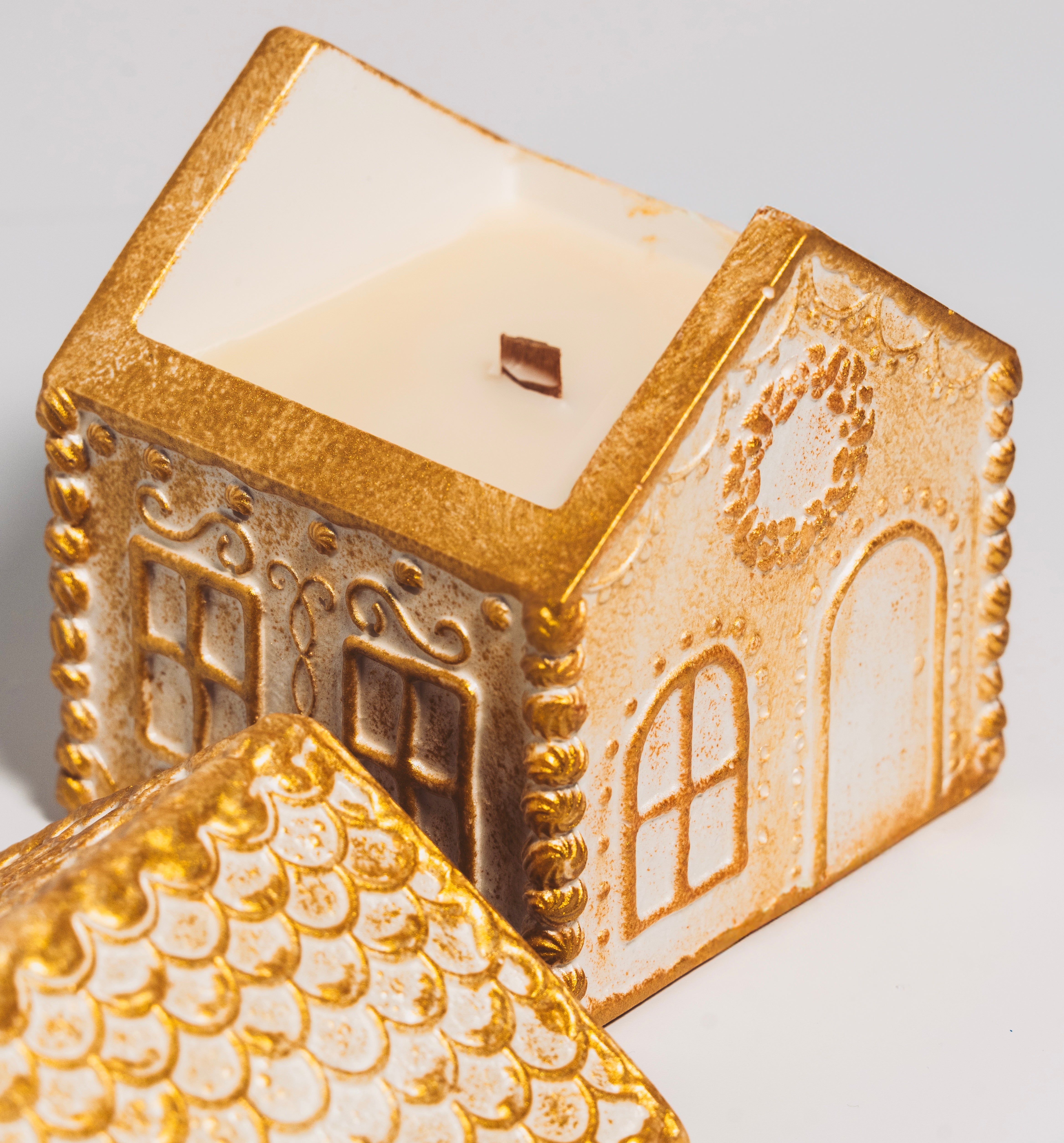 Gold Gingerbread House Candle – Holiday Edition