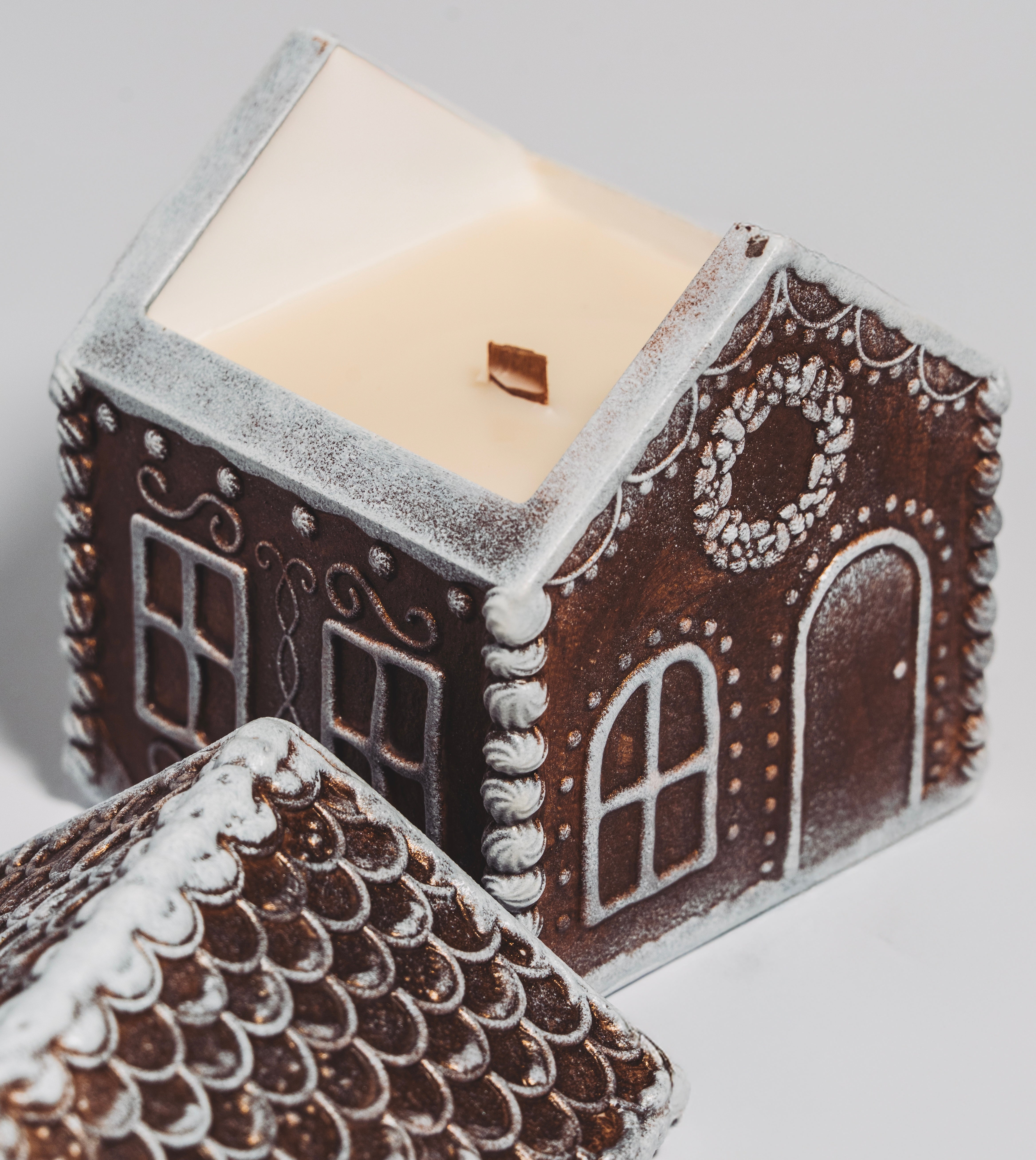 Gingerbread House Candle – Holiday Edition