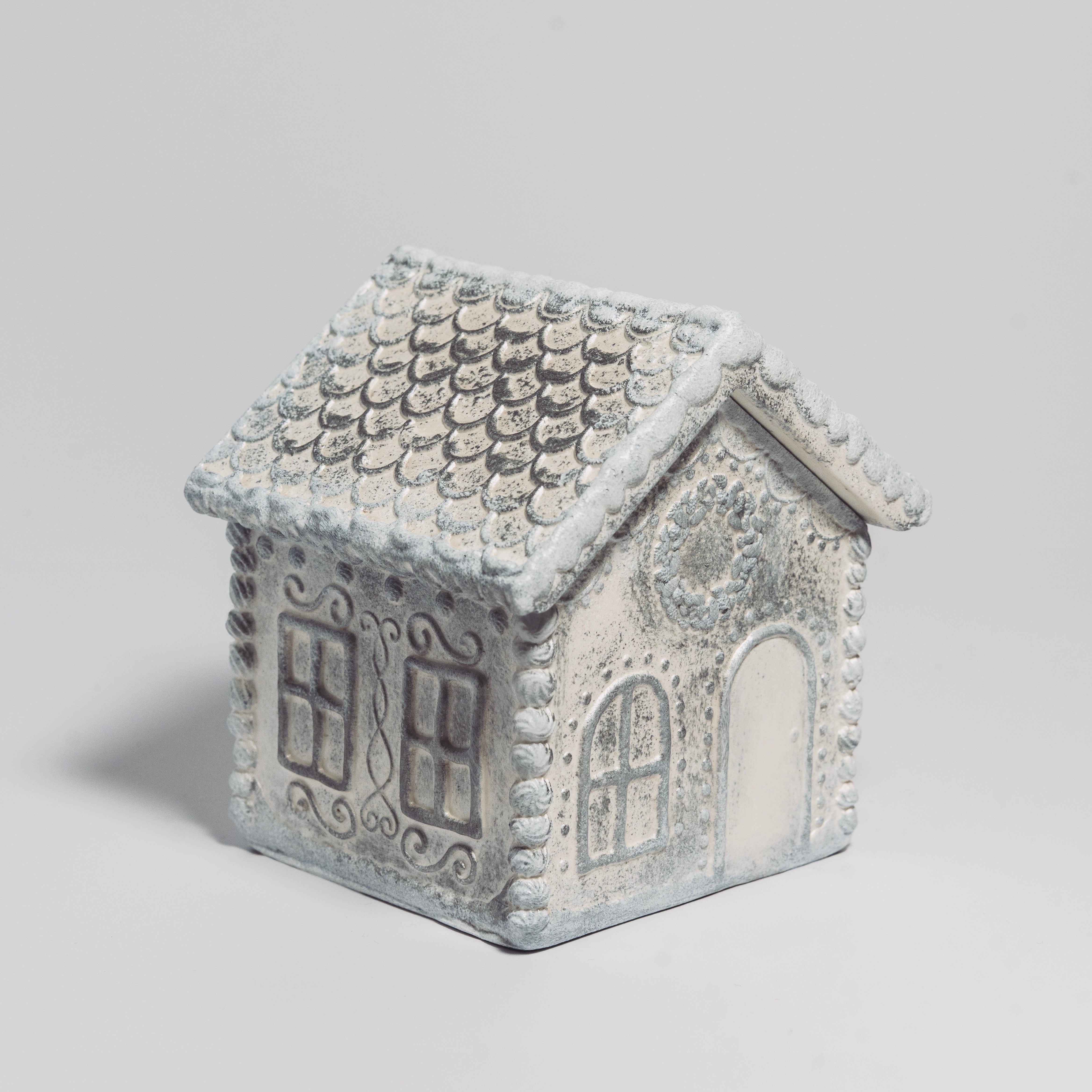 Silver Gingerbread House Candle – Holiday Edition
