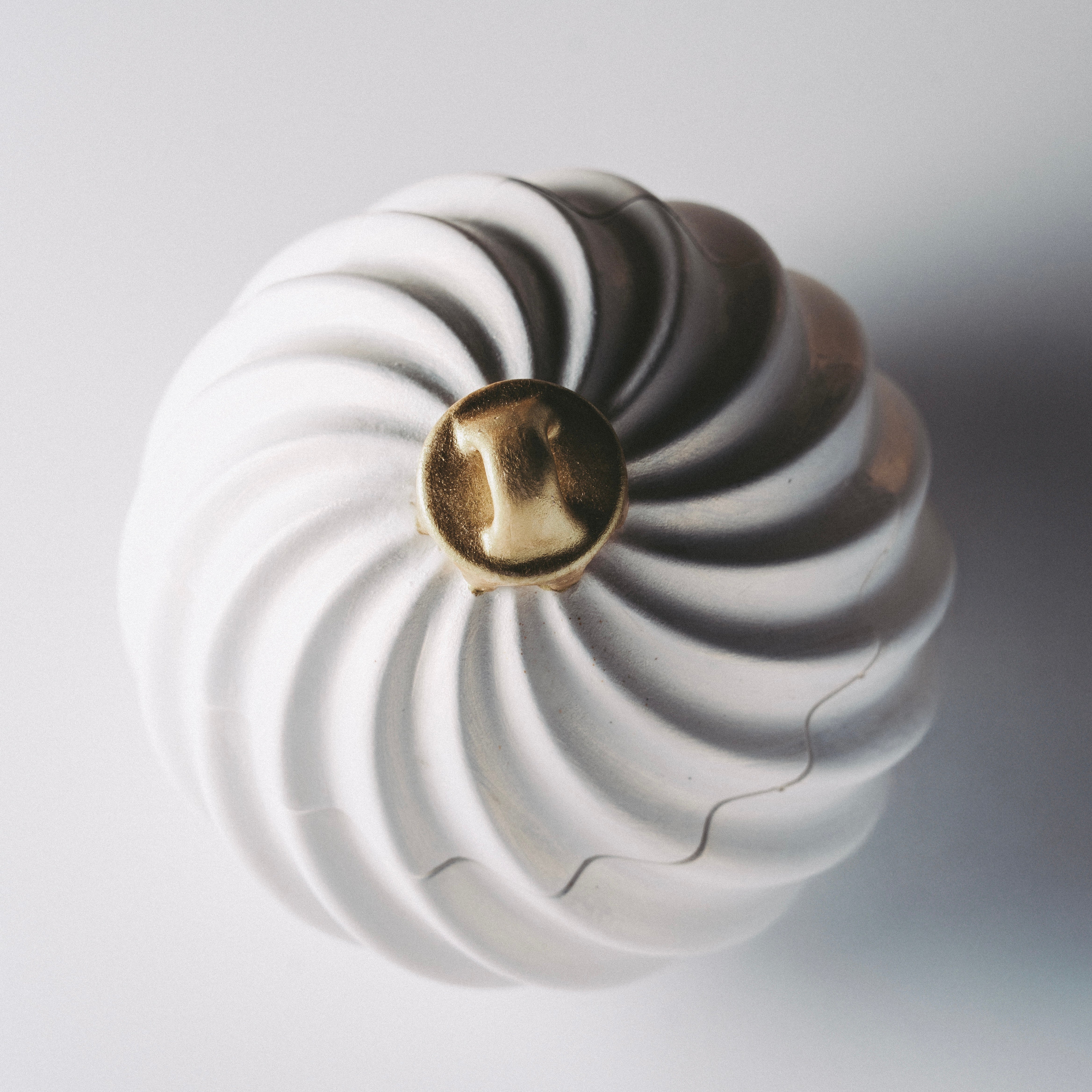 Noël Twist Silver Ornament Candle – Limited Edition